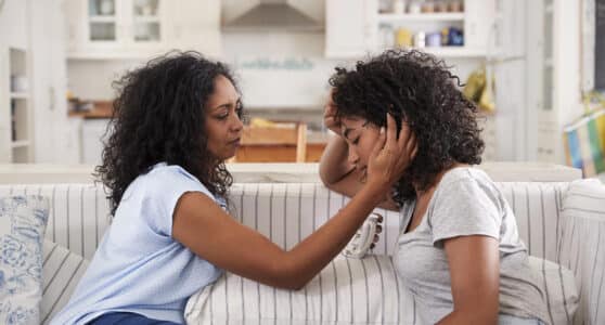 woman_consoling_daughter